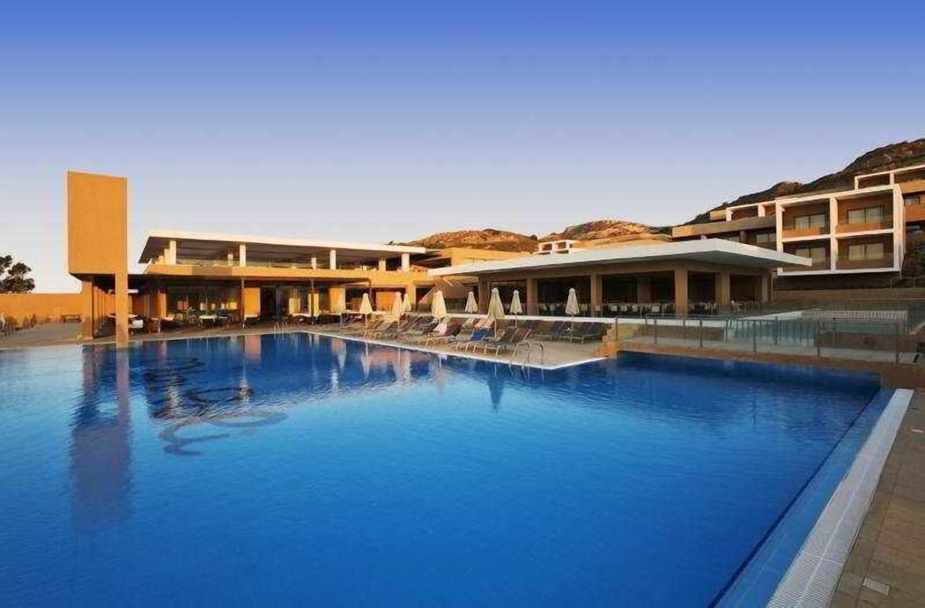 2 piscines extérieures, parasols de plage