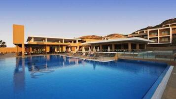 2 outdoor pools, pool umbrellas