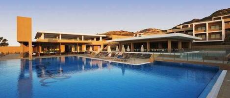 2 piscines extérieures, parasols de plage