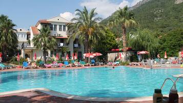 Piscine extérieure, parasols de plage, chaises longues
