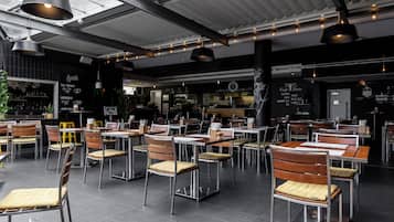 2 restaurantes; se sirve desayuno, almuerzo y cena