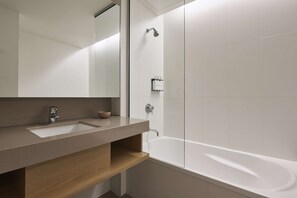 Shower, designer toiletries, hair dryer, towels - Atura Dandenong (Eumemmerring)