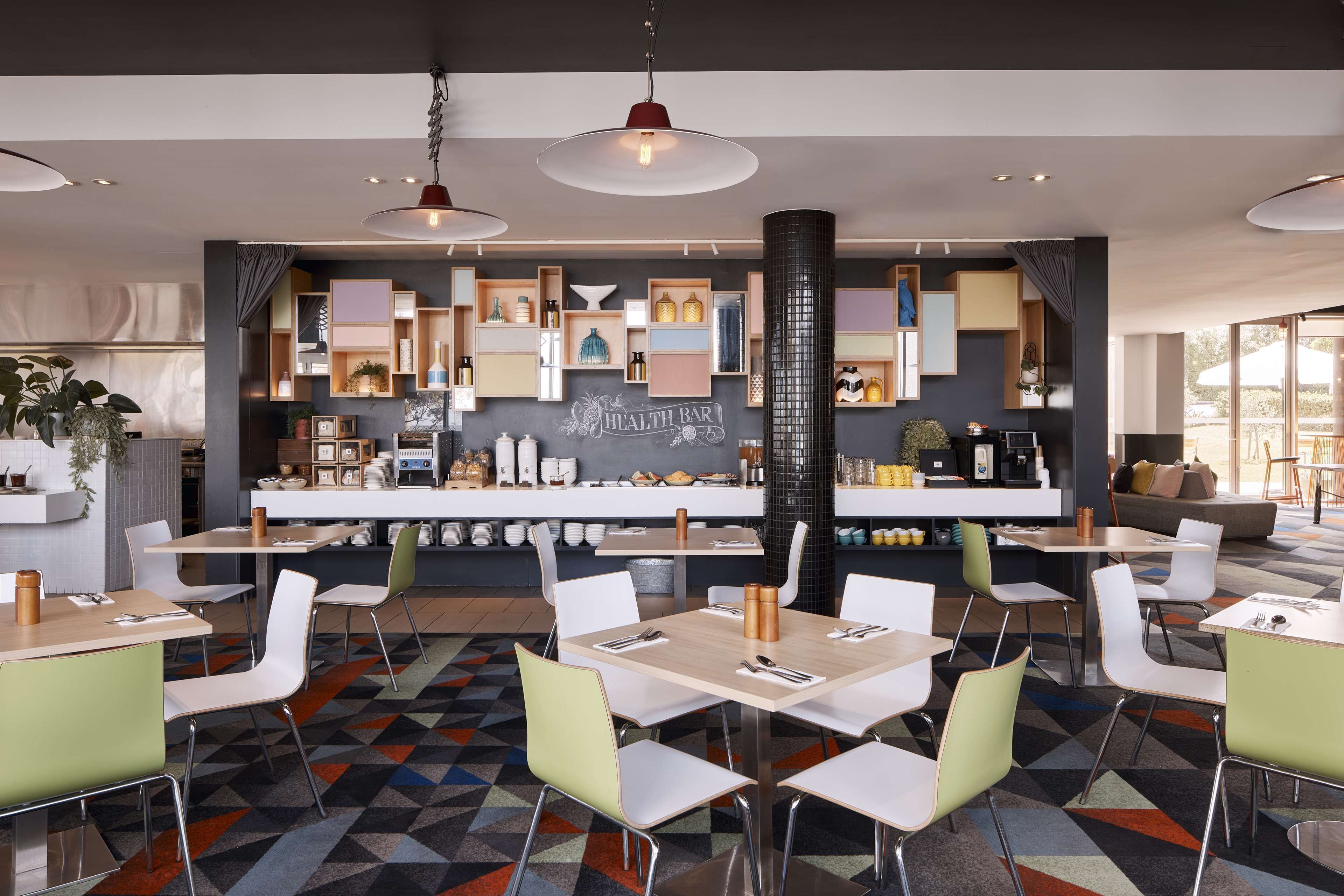 2 restaurants; breakfast, lunch, and dinner served