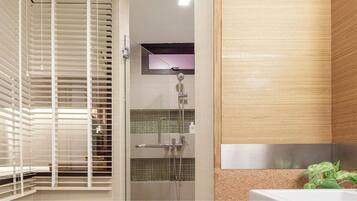 Douche, douche hydromassante, articles de toilette gratuits