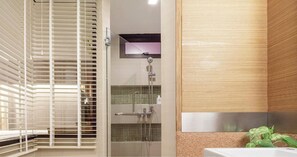 Chuveiro, ducha de hidromassagem, produtos de toalete grátis 