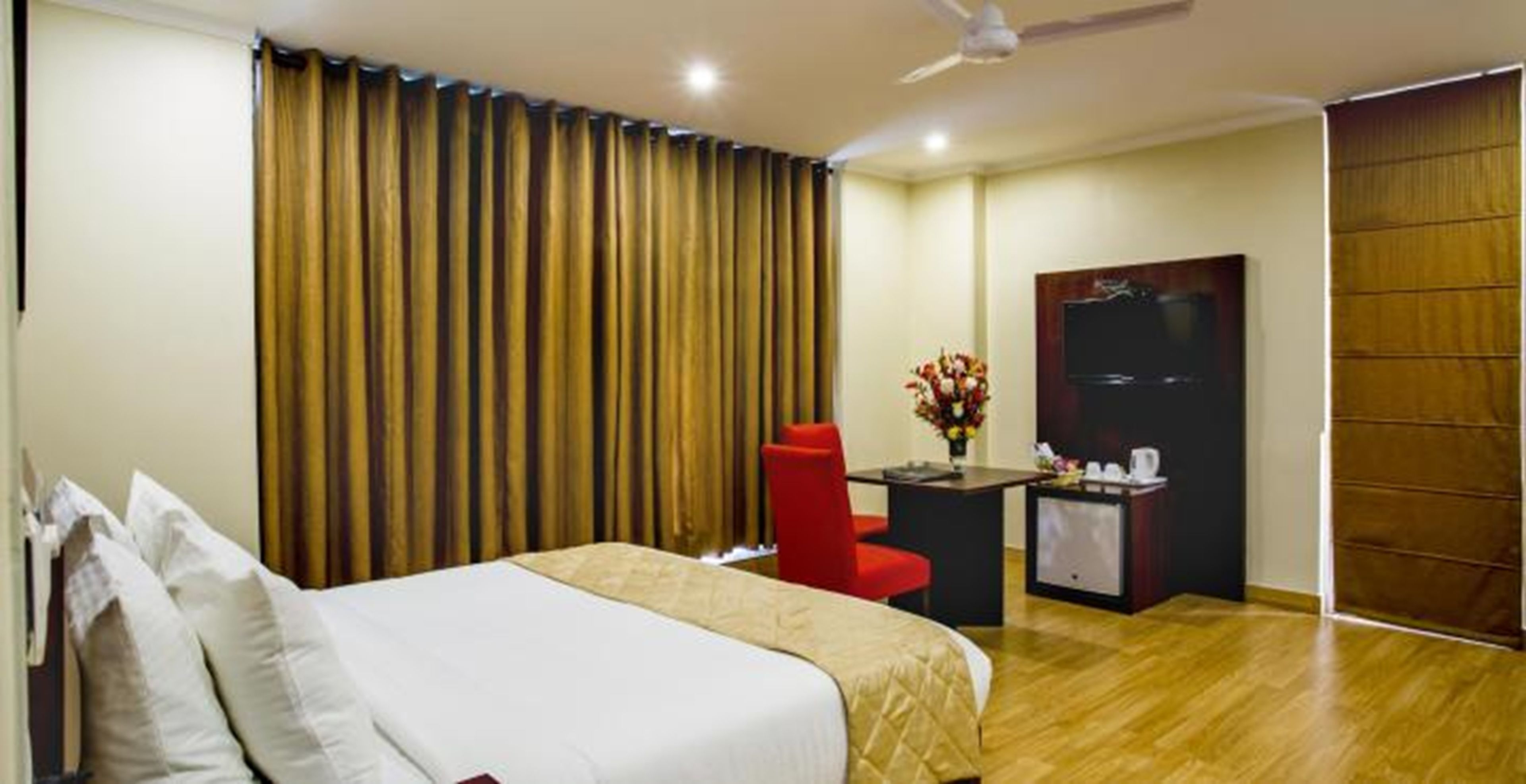 Executive Room | In-room safe, desk, blackout curtains, iron/ironing board