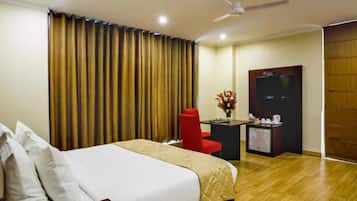 Executive Room | In-room safe, desk, blackout curtains, iron/ironing board