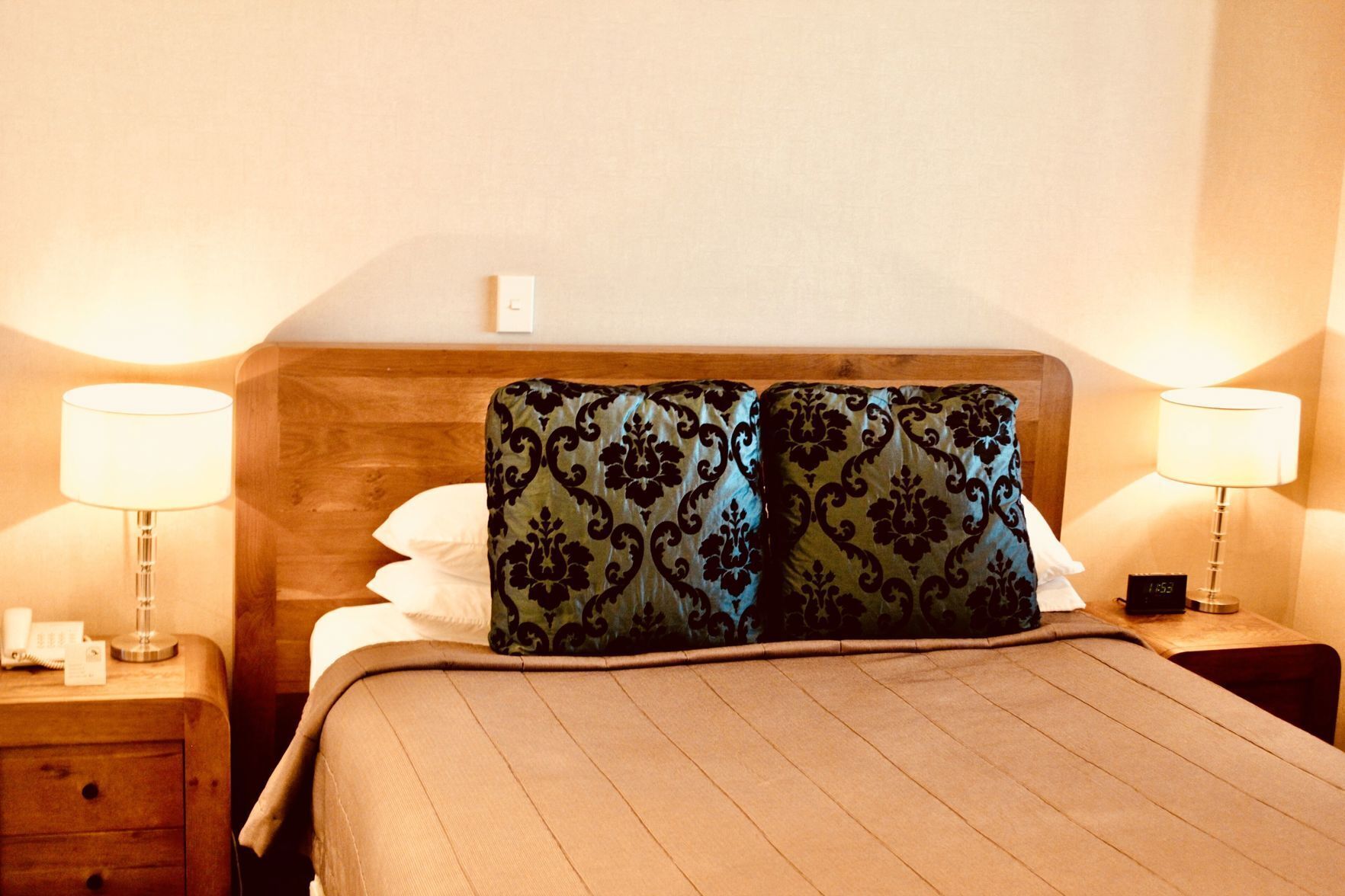 高档床上用品、迷你吧、客房内保险箱、遮光窗帘