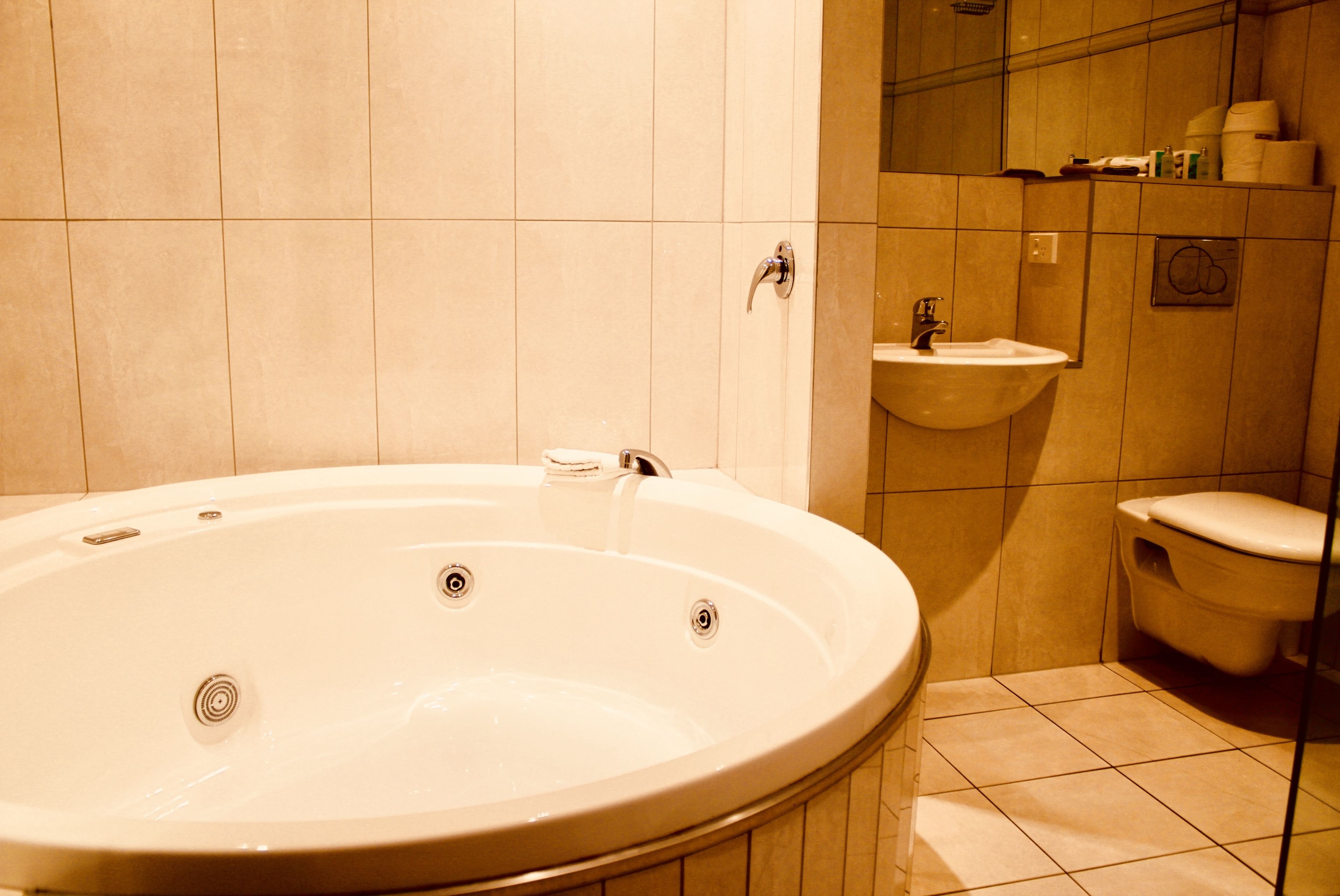 Apartamento ejecutivo, bañera de hidromasaje, vistas al mar | Baño | Ducha, artículos de higiene personal gratuitos, toallas y jabón