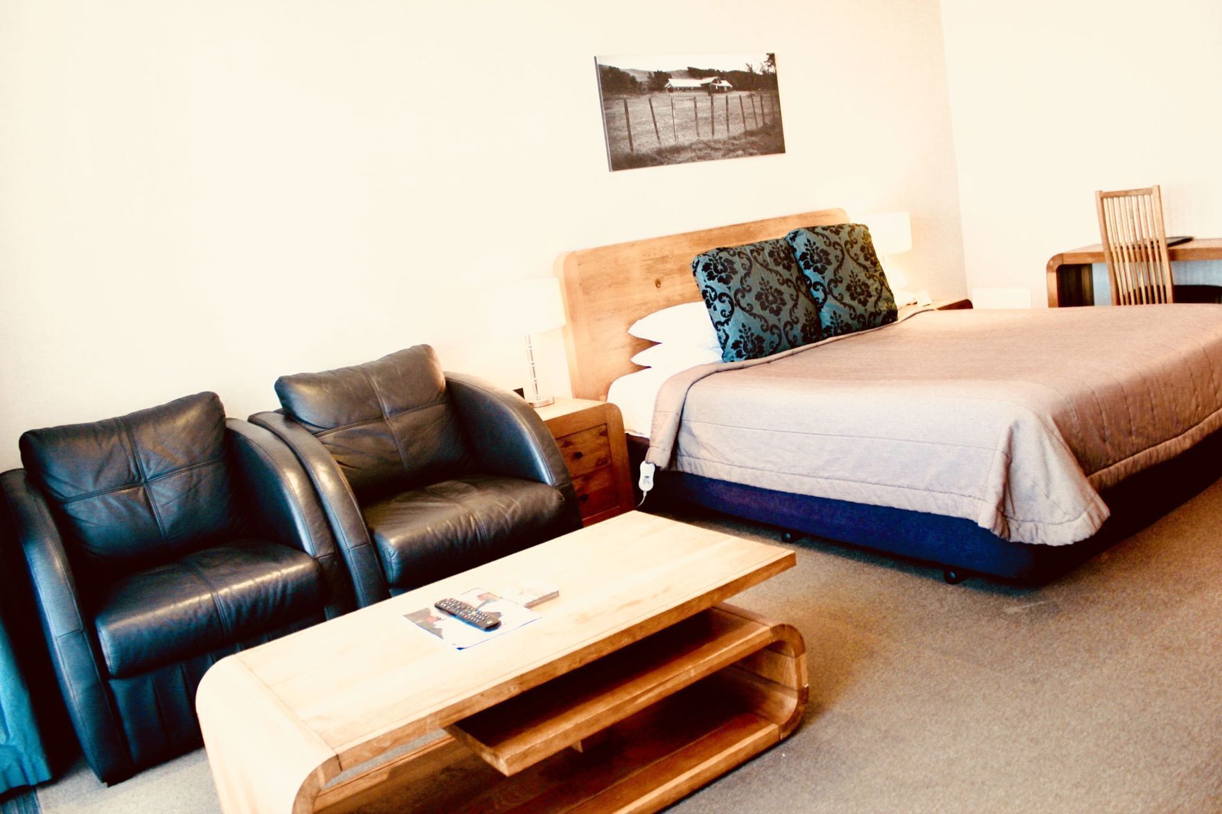 高档床上用品、迷你吧、客房内保险箱、遮光窗帘