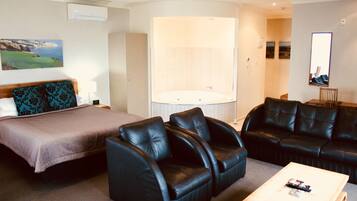 Premium-Studio, Whirlpool, Meerblick | Wohnbereich