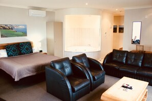 Studio – premium, massasjebadekar, havutsikt | Oppholdsområde | En 65-tommers smart-TV med Parabol-TV