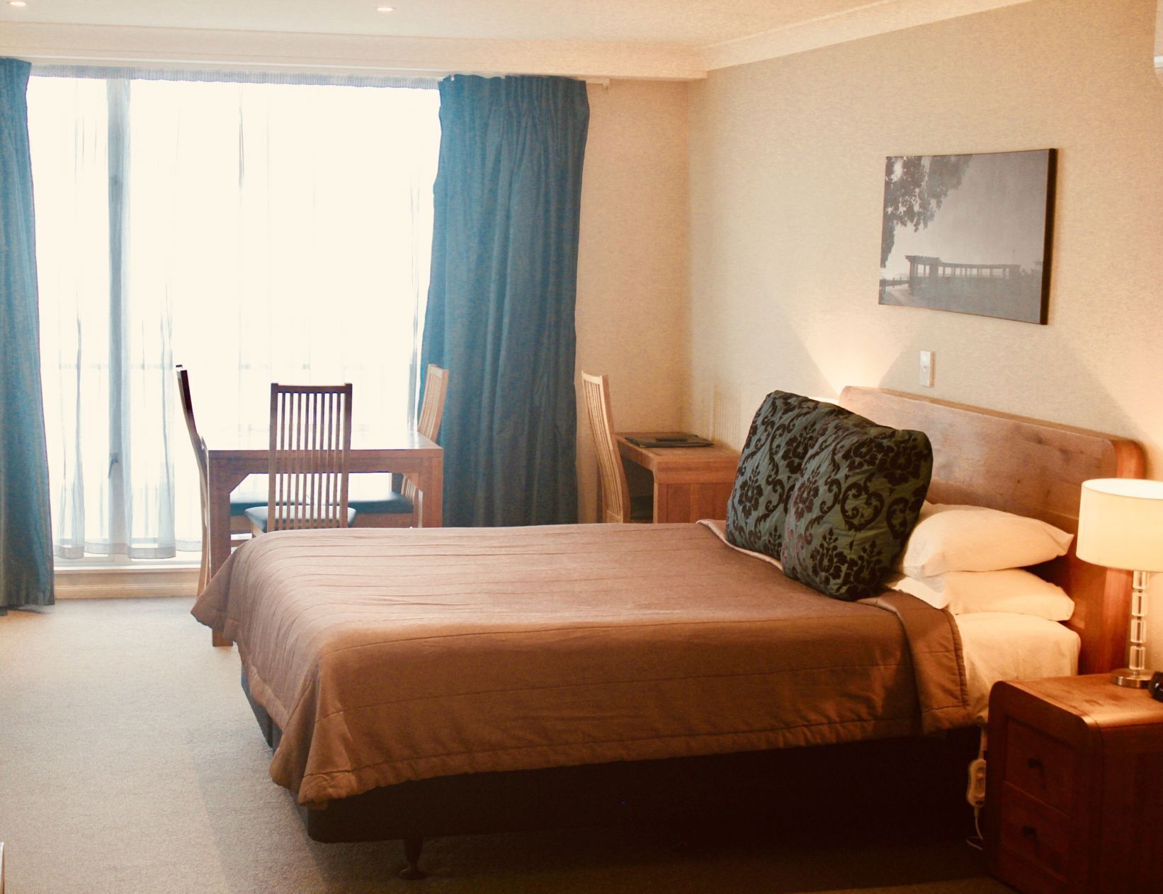 高档床上用品、迷你吧、客房内保险箱、遮光窗帘