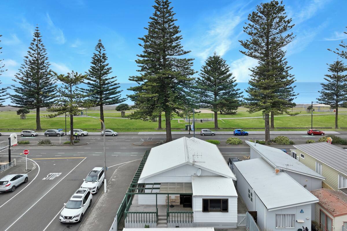Zona residencial con casas, una carretera y cielo despejado.