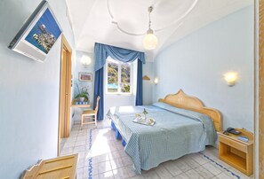 غرفة مزدوجة أو بسريرين منفصلين | ميني بار ومكتب وأسرّة أطفال/رضّع وواي فاي مجانًا