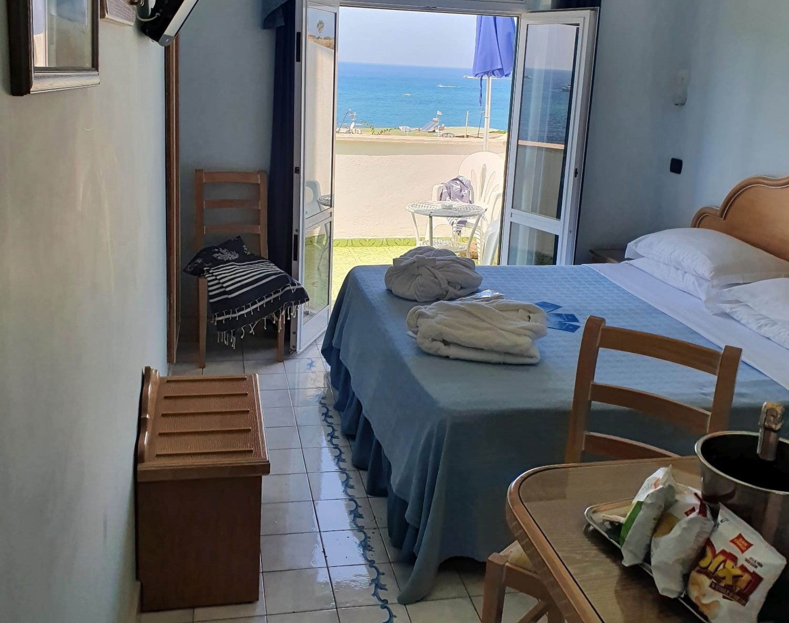 Frigobar, escrivaninha, berços (sobretaxa), Wi-Fi de cortesia
