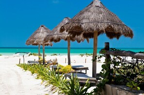 Submarinismo, windsurf, vela y paseos en lancha motora