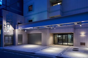 住宿正面 (夜晚)