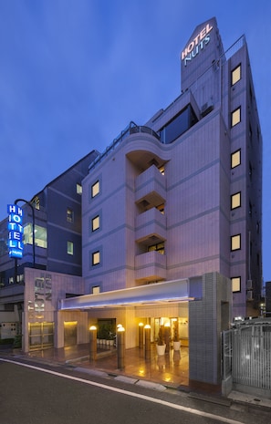 Fachada da propriedade  à noite