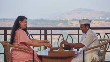 2 restaurantes, se sirven desayunos, cenas, brunch y cocina italiana