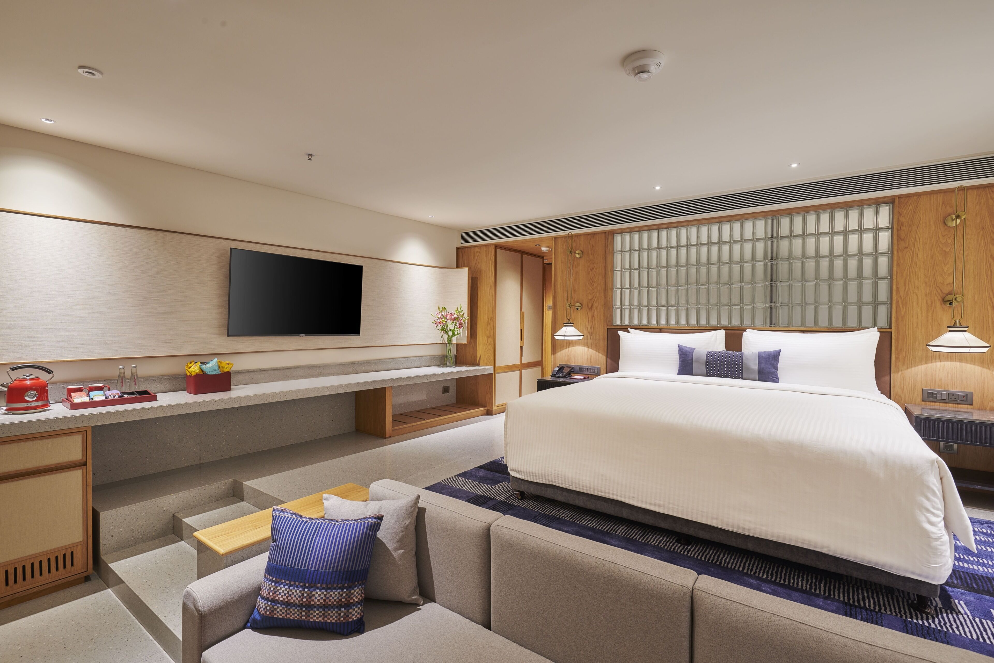 Minibar, caja de seguridad en la habitación y escritorio 