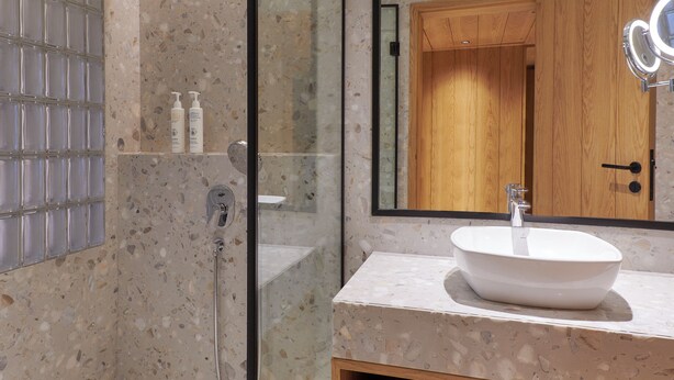 Shower, free toiletries, hair dryer (on request), towels - Athiva Resort & Spa, Khandala (Mawal)