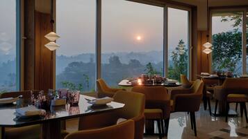2 restaurants; breakfast, dinner and brunch served