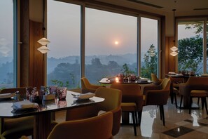 2 restaurants; s'hi serveixen esmorzars, sopars i esmorzars-dinars