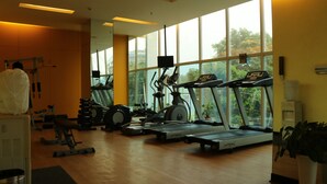 A gym with treadmills, stationary bikes, and weight machines. - Keys Select by Lemon Tree Hotels, Thiruvananthapuram (Thiruvananthapuram)