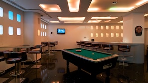 A modern bar area with a pool table, bar stools, and a dartboard. - Keys Select by Lemon Tree Hotels, Thiruvananthapuram (Thiruvananthapuram)