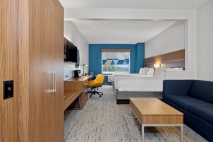 套房, 多张床 (2 Queen Beds with Sofa bed) | 加厚床垫、客房内保险箱、办公桌、熨斗/熨衣板