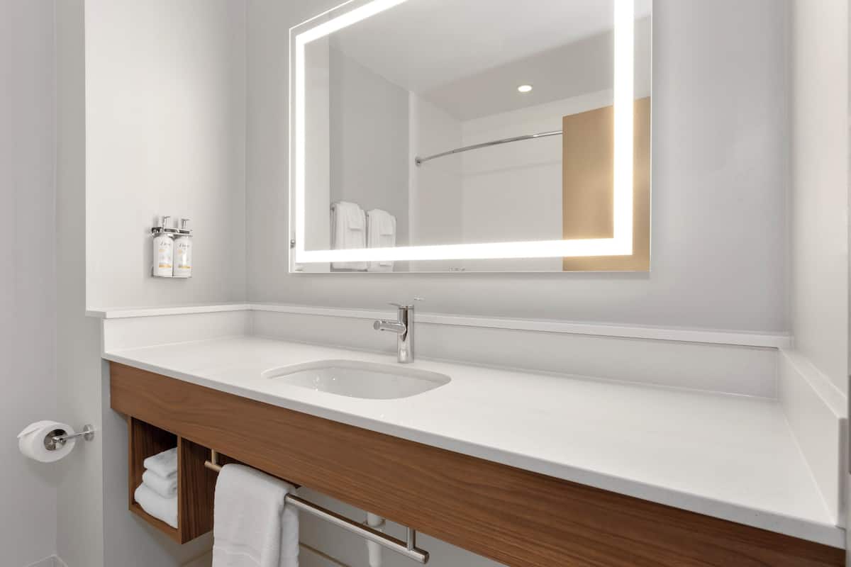 1 bedroom, pillow-top beds, in-room safe, desk