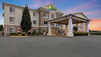 Welcome to the Holiday Inn Express, featuring a modern architectural design with a flat roof and symmetrical facade.