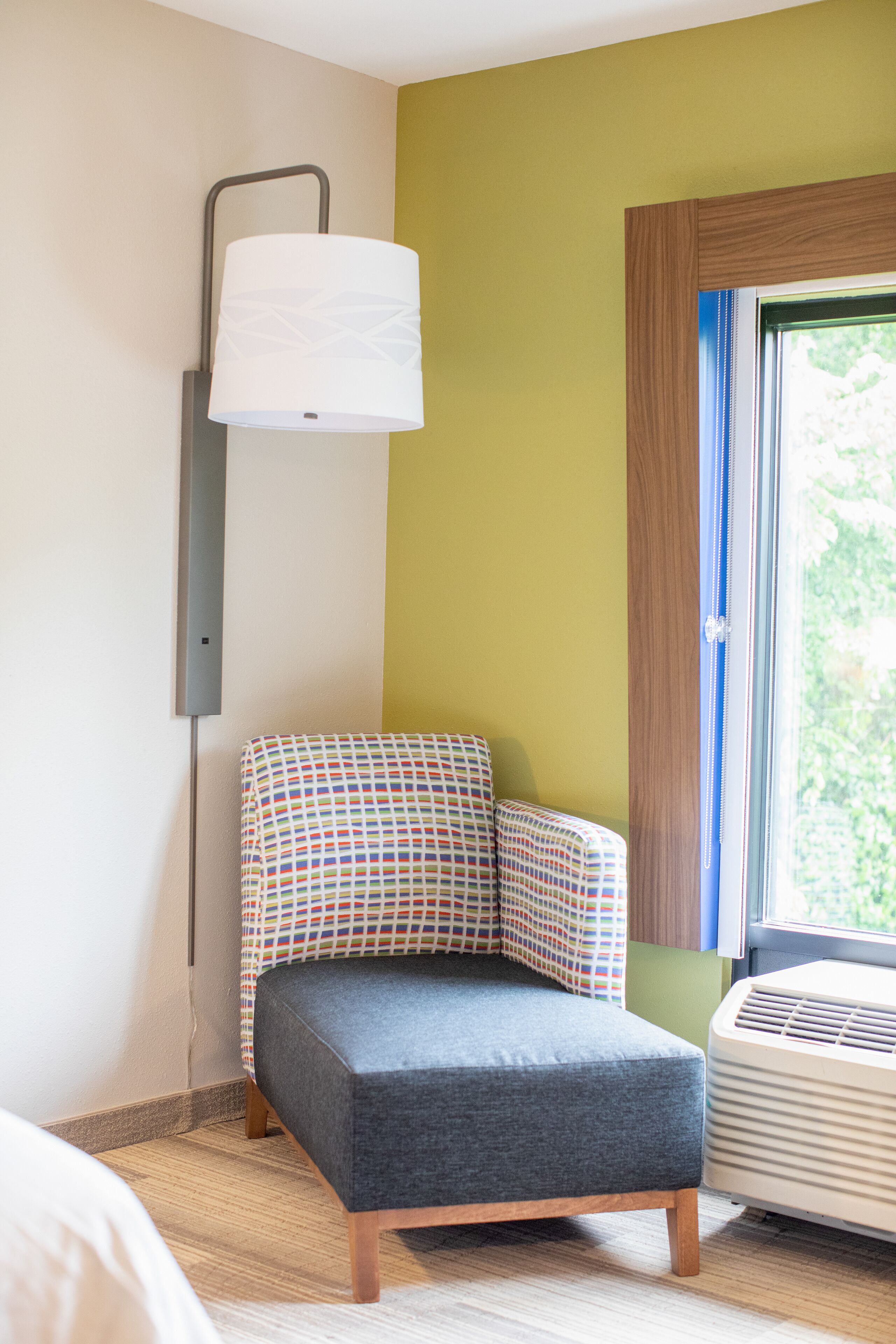 standard room, 1 king bed | in-room safe, laptop workspace, iron/ironing board