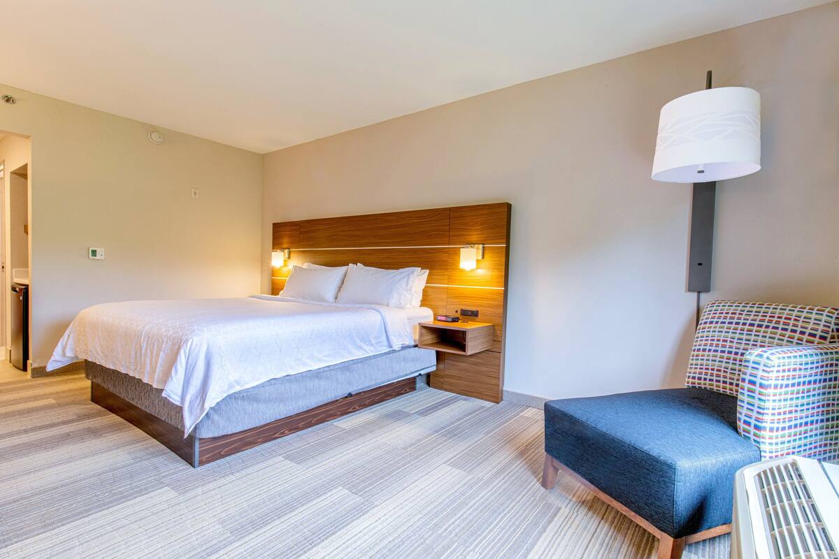 Habitación estándar, 1 cama King size | Caja de seguridad en la habitación y espacio para trabajar con laptop
