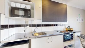 Appartement, 1 chambre | Cuisine privée | Mini-réfrigérateur, four à micro-ondes, grille-pain