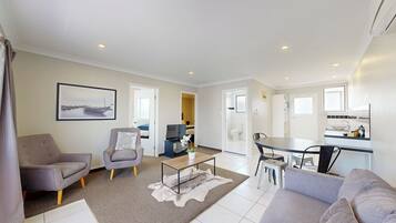 Leilighet, 2 soverom | Individuelt dekorert, individuelt innredet og skrivebord for bærbar PC