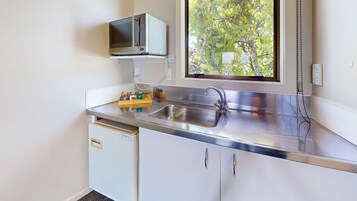 Studio Twin | Private kitchen | Mini-fridge, microwave, toaster, cookware/dishes/utensils