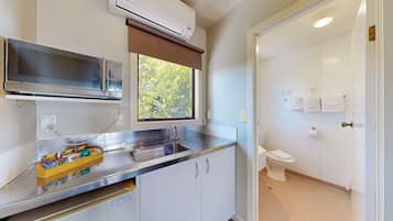 Studio Twin | Private kitchen | Mini-fridge, microwave, toaster, cookware/dishes/utensils