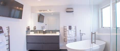 Luxury Suite, 1 Bedroom | Bathroom | Free toiletries, hair dryer, towels, soap