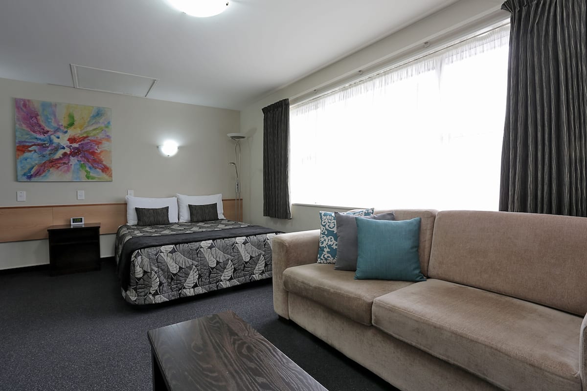 Studio, Kitchen | 1 bedroom, pillow-top beds, in-room safe, desk