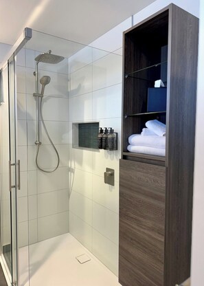 Superior Apartment, 1 Bedroom, Kitchen | Bathroom | Free toiletries, hair dryer, towels, soap - Homestead Villa Motel (Invercargill)