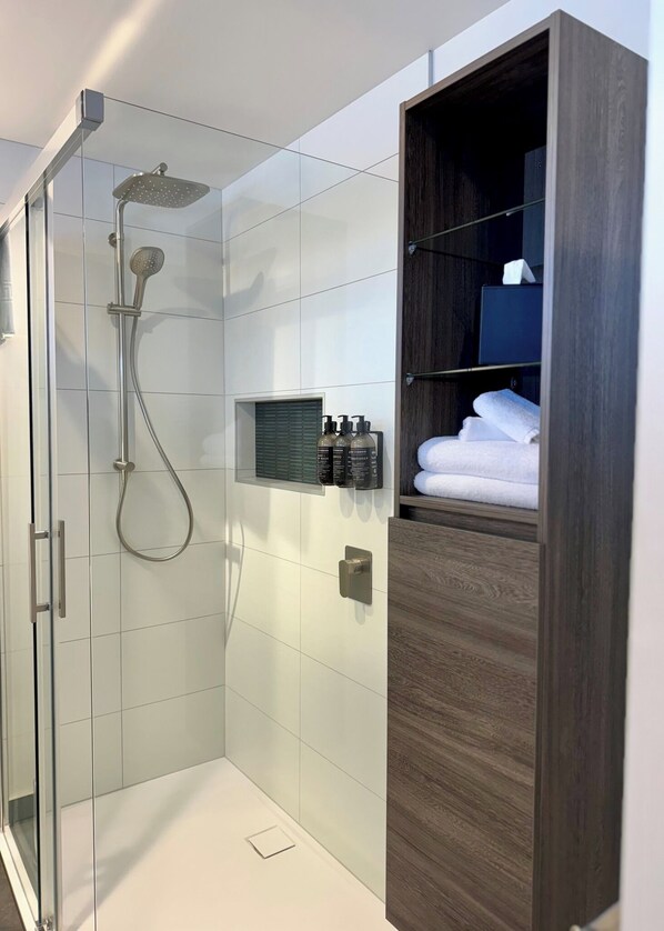 Apartament superior, 1 dormitori, cuina | Bany | Articles de tocador gratuïts, assecador de cabells, tovalloles i sabó 