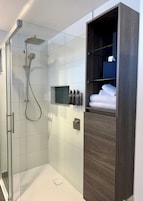 Apartamento superior, 1 habitación, cocina | Baño | Artículos de higiene personal gratuitos, secador de pelo y toallas