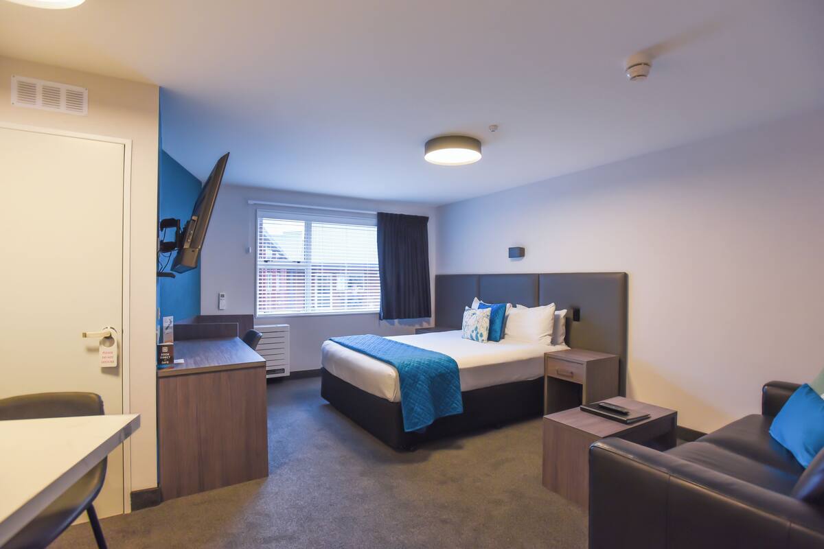 Studio | Pillowtop beds, in-room safe, desk, iron/ironing board