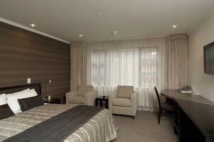 高级房 | 客房内保险箱、办公桌、熨斗/熨衣板、免费 WiFi