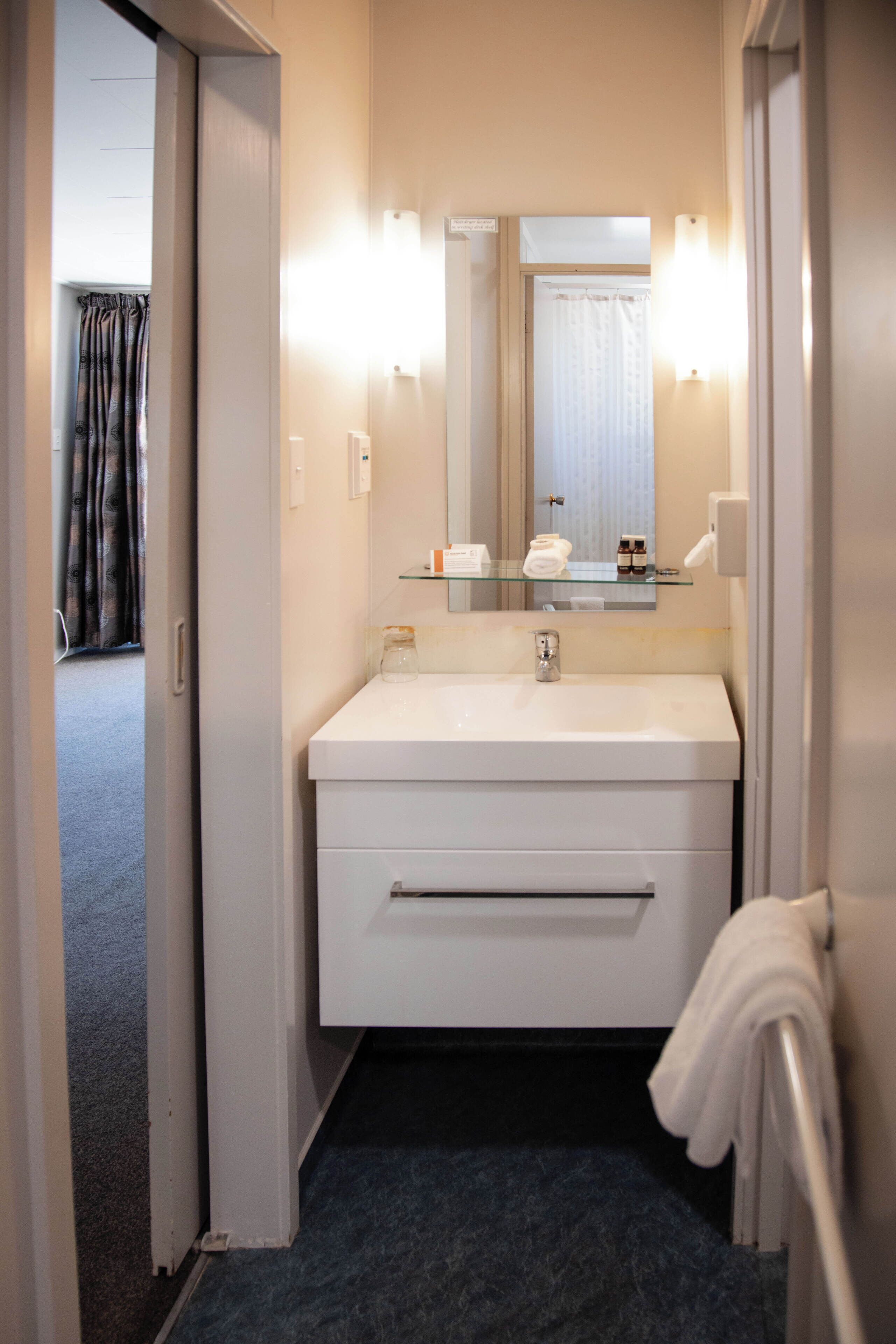 motel unit, separate building | bathroom | free toiletries, hair dryer, towels