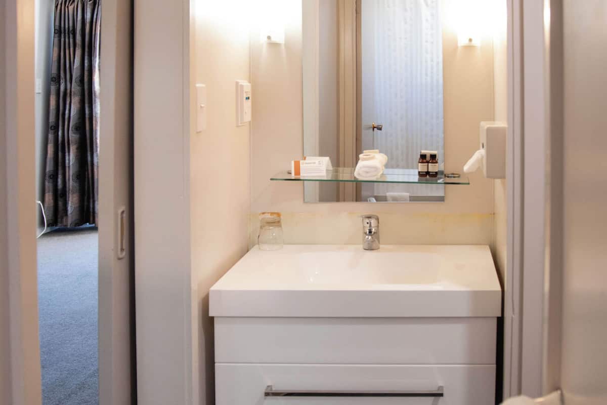 motel unit, separate building | bathroom | free toiletries, hair dryer, towels