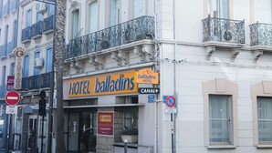 A building with a sign for HOTEL balladins. - urban by balladins Perpignan (Perpignan)