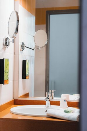 Classic-dobbeltværelse | Badeværelse | Gratis toiletartikler, hårtørrer, håndklæder